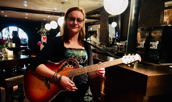 Lisa van Zanen met gitaar